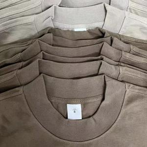 Maglietta da <span class=keywords><strong>uomo</strong></span> con Logo personalizzato 300 GSM con collo piccolo e collo largo a maniche corte T-Shirt da <span class=keywords><strong>uomo</strong></span> estiva bianca europea oversize - Product Image 2