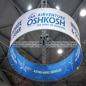 Stand Modular para Ferias Comerciales de 30x30 con Letrero Colgante Redondo de Tubo y Pantalla LED SEG para EAA AirVenture <span class=keywords><strong>Oshkosh</strong></span> - Product Image 2