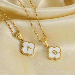 Collier tendance trèfle à quatre feuilles en acier inoxydable plaqué or 18 carats PVD avec pendentif 26 lettres, collier fleur tendance, vente en gros - Product Image 4