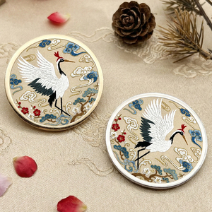 Badge personnalisé Nuage Grue, Design porte-bonheur et auspicious, Impression UV, Finition fausse broderie, Produit OEM personnalisé - Product Image 1