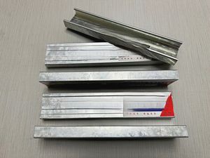 Composants <span class=keywords><strong>de</strong></span> grille <span class=keywords><strong>de</strong></span> plafond en acier galvanisé <span class=keywords><strong>de</strong></span> style moderne, canal en U, ignifuge, antirouille, haute résistance, installation facile, 3 ans - Product Image 2