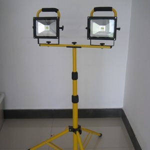 Reflector LED COB de 20W con Doble Cabezal, Trípode Extensible y Móvil, Lámpara de Trabajo para Exteriores - Product Image 1