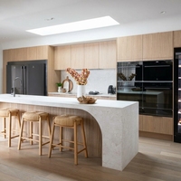 Meubles de cuisine minimalistes en chêne clair Vermonhouzz avec îlot, armoires de cuisine modulaires en bois sur mesure pour usage domestique