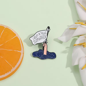 I Run a Tight Shipwreck esmalte Pin creativo Metal broche solapa insignia joyería mochila accesorios al por mayor - Product Image 2