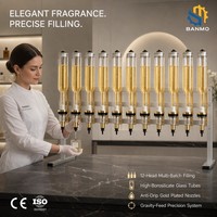Distributeur de parfum mural BANMO à gravité pour huiles essentielles, idéal pour la création de parfums personnalisés en bar.