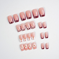 Ongles à presser imprimés léopard courts carrés French Manucure Nude avec fleurs et perles dorées pour femmes, usage quotidien et soirées