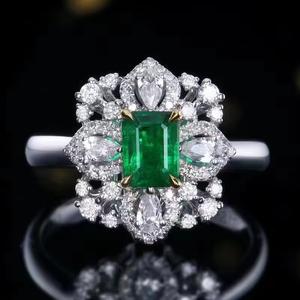Joyería SGARIT, Anillo de Oro Blanco de 18k con Esmeralda Verde Intensa Natural Afgana de 0.67ct, Certificado GUILD, para Mujer - Product Image 1