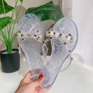 Tongs plates antidérapantes confortables à rivets pour femmes, idéales pour les fêtes et les événements en extérieur - Product Image 6
