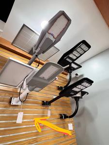 ไฟถนนพลังงานแสงอาทิตย์กลางแจ้ง IP67 กันน้ำ 100W 200W 300W 400W พร้อมรีโมทคอนโทรล - Product Image 6