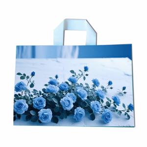 โรงงานผลิตสินค้าขายส่ง OEM รับผลิตถุงช้อปปิ้งพลาสติก LDPE HDPE แบบมีหูหิ้วนุ่ม ใช้ซ้ำได้ พร้อมสกรีนโลโก้ตามสั่ง - Product Image 1