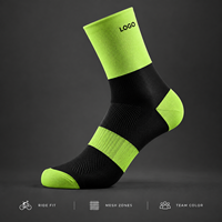 Chaussettes de cyclisme respirantes à blocs de couleur vert citron et noir, avec poignets côtelés en maille, coupe ajustée ventilée, faible volume, couleurs inaltérables