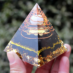 Pyramide en époxy cristallin avec bobine de cuivre, boule blanche gravée à l'intérieur, décoration de maison, ornement de bureau - Product Image 3