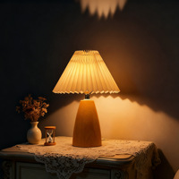 Lampe de table plissée en tissu et bois à intensité variable, alimentée par USB, lumière d'ambiance pour chambres à coucher, lampe de lecture à lumière douce pour bureaux