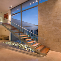 Escalier moderne en zigzag à double poutre en acier et bois avec garde-corps en verre pour villa
