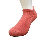 Chaussettes de yoga et de Pilates antidérapantes respirantes en maille à coupe basse avec grip triangulaire en silicone, personnalisables avec logo OEM ODM