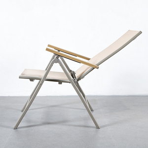 Chaise pliante d'extérieur TIPTOP en <span class=keywords><strong>aluminium</strong></span> avec accoudoirs en plastique imitation bois, chaise de jardin pliable pour terrasse et salle à manger - Product Image 3
