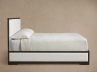 Cadre de lit en bois massif de luxe moderne, lit à panneaux capitonnés Darien de designer pour ensembles de chambres parentales, pièce de mobilier d'hôtel de luxe