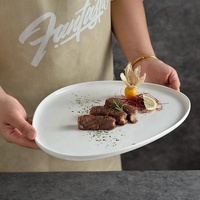 Vente en gros d'assiette à dîner blanche assiette irrégulière en céramique assiette de service triangulaire en céramique de 10/12/14 pouces pour hôtel restaurant