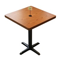 Ensemble de meubles de café d'hôtel sophistiqués, chaises modernes en rotin tressé, table ronde en bois pour restaurant commercial