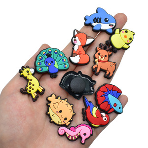 Abalorios creativos de PVC y perlas para zapatos de animales pequeños, accesorios de dibujos animados DIY con agujero de hebilla, decoraciones extraíbles para zapatos - Product Image 4