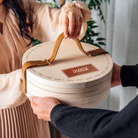 Boîte à pâtisserie de luxe en papier avec poignée en cuir et logo personnalisé, double chocolat et dattes, emballage rond pour Ramadan, boîte cadeau pour chocolats et bonbons