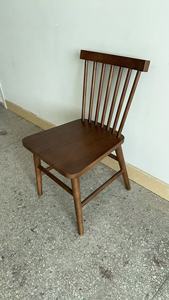 Sedia da pranzo commerciale retrò con schienale a fuso, struttura in legno massello, stile Windsor, per hotel, caffè, bistrot, vendita all'ingrosso per l'ospitalità - Product Image 4