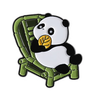 Broche en émail style chinois Panda, Épingle de revers Panda avec chaise en bambou et tasse à thé, Cadeau souvenir de voyage créatif