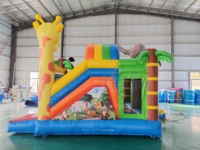Château gonflable commercial Jungle Safari avec toboggan, piliers zèbre et girafe, pour location événementielle et aire de jeux extérieure