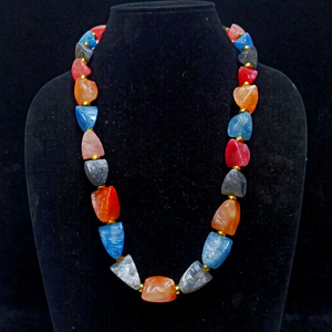 Collier Multicouche Unisexe Fait Main en Résine Orange avec Perles Naturelles et Diamants Taillés en Cœur, Idéal pour Fêtes et Mariages - Product Image 1