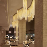 Lustre moderne de luxe en cristal, design incurvé sur mesure, grand luminaire suspendu pour hall d'hôtel et escalier