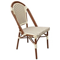 Chaise de bistrot empilable en rotin plat PE avec finition bois en aluminium pour café et restaurant