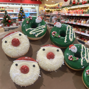Adornos Navideños de Plástico con Forma de Donut, Color Verde, Incluye Gorro, Decoración Festiva con Cereza, Regalo para Crear un Ambiente Navideño - Product Image 2