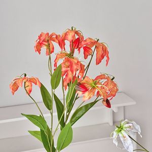 Fleur artificielle Yasunobu Gloriosa Lily rouge, orange et blanche en soie pour la décoration de la maison et des mariages - Product Image 3