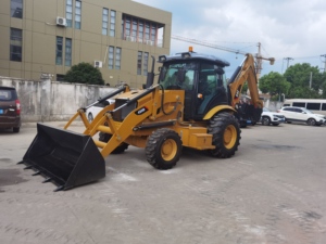 รถตักล้อยาง CAT 420D มือสอง พร้อมบุ้งกี๋หน้า 4-in-1 และแขนตักแบบยืดหดได้ มีสินค้าในสต็อก สภาพดี เครื่องจักรก่อสร้าง - Product Image 4