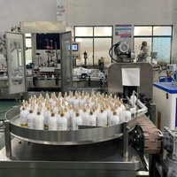 Machine automatique de remplissage, de bouchage et d'étiquetage de bouteilles pour les parfums, les huiles de massage corporel, les sérums capillaires, les compléments alimentaires