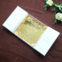 Invitation de mariage personnalisée en tissu de soie, dans un coffret, avec découpe laser en acrylique miroir doré, boucle en diamant et ruban.