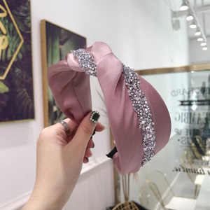 Nuovi accessori per fasce per <span class=keywords><strong>capelli</strong></span> primavera estate fascia per <span class=keywords><strong>capelli</strong></span> con avvolgimento a <span class=keywords><strong>strisce</strong></span> di diamanti nuova fascia per <span class=keywords><strong>capelli</strong></span> con bordo largo in tessuto tinta unita - Product Image 2