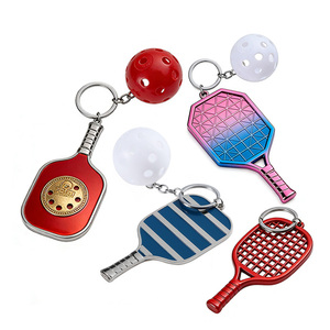Llavero creativo de pala de pickleball de aleación de zinc metálica con esmalte multicolor, personalizado con bola de plástico para colgante de bolsa deportiva - Product Image 1