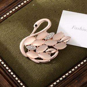 Rose Gold Plated Alloy Leaf <b>Brooch</b> with Imitation Pearls and Crystals for <b>Women's</b> Wedding Engagement Party Gift - Product Image 2