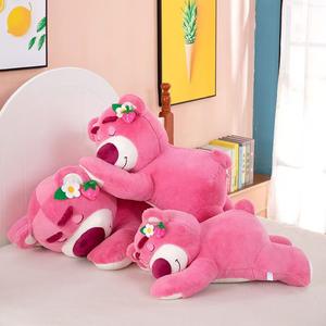 Peluche Orsetto Fragola Sdraiato, <span class=keywords><strong>Cuscino</strong></span> Abbraccio Cartone Animato Carino con Imbottitura Morbida in Cotone PP per Compagno di Sonno e Regalo di Natale - Product Image 2