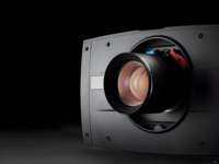 Proyector Barco F70-4K8 4K UHD DLP, 7500 Lúmenes, Fuente de Luz Láser 360 °   Instalación flexible y giratoria para escenarios a gran escala