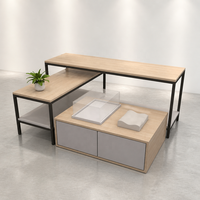 Ensemble de table de présentation à niveaux en MDF et acier inoxydable avec pieds fins noirs et armoire grise sur mesure