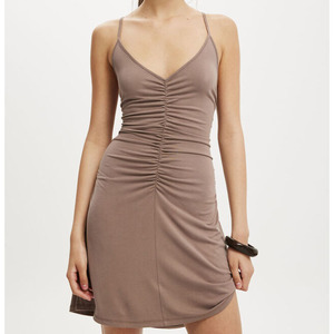 Robe pour femme, longueur genou, à bretelles réglables, avec détail froncé sur le devant, silhouette droite, col en V, taille haute, coupe ajustée - Product Image 1