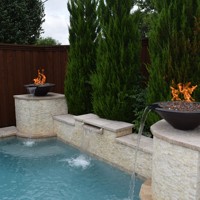 Foyer extérieur en acier Corten durable Bol à feu intégré Sortie de cascade attrayante Amélioration de la piscine Caractéristique de l'eau