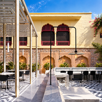 Meubles de restaurant d'extérieur sur mesure : tables de patio, chaises et canapés banquette
