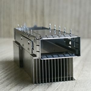 Connecteurs E/S UE36-C16200-05UQA QSFP DD SUS CAGE 1X1 à dessus ouvert sans dissipateur thermique - Product Image 3