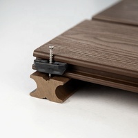 Système de fixation pour poutre de terrasse WPC, accessoire de plancher pour l'installation de revêtements extérieurs et de terrasses.