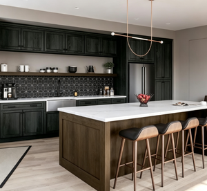 Juego de Muebles de Cocina Modernos en Negro Estilo Shaker con Isla de Cuarzo Blanco y Refrigerador Integrado para Remodelación del Hogar - Product Image 4