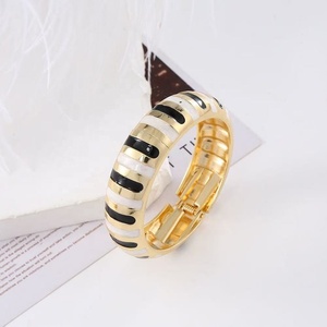 Bracelet Bohème Créatif Color Block pour Femme, Style Goutte d'Huile Élégant, Bijou Perlé en Alliage Plaqué Or, Tendance et Personnalisé - Product Image 3