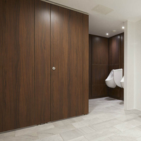 Cloison de toilettes pleine hauteur en stratifié phénolique massif 12 mm, aspect bois, pour hôtels modernes et sanitaires de centres commerciaux